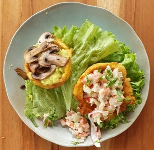 Patacones con champiñones y ensalada de garbanzo