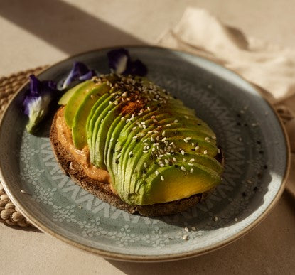 Tostada de aguacate y hummus de pimenton