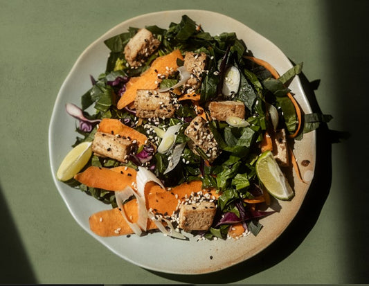 Ensalada de tofu ahumado